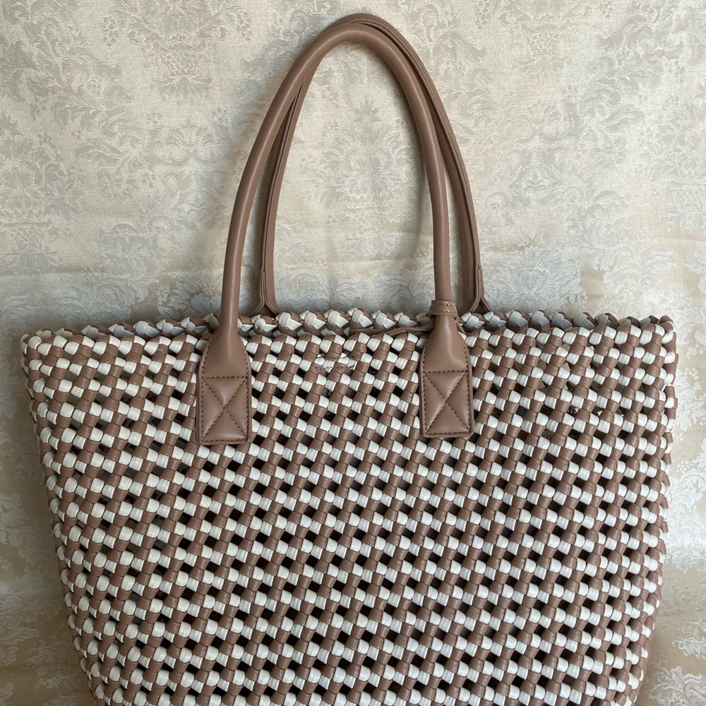 NWT Sincerely Jules Tan and White Woven Large Tote Bag with Pouch - Picture 7 of 7